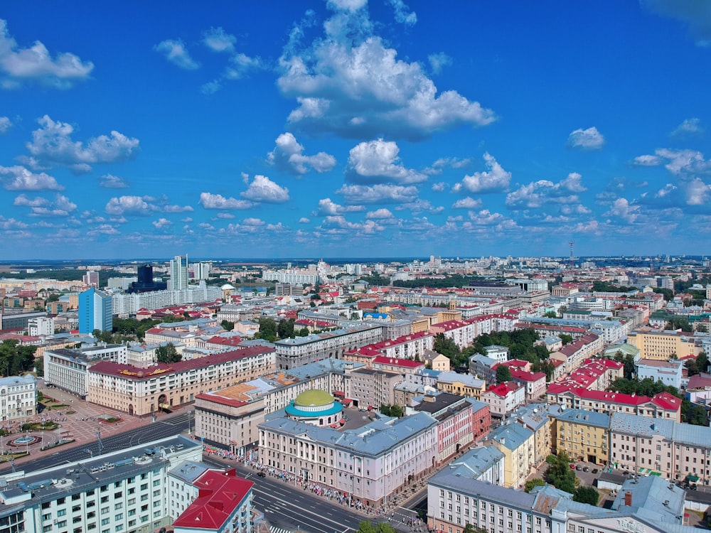 Vue aérienne des bâtiments de la ville sous un ciel nuageux ensoleillé bleu et blanc pendant la journée