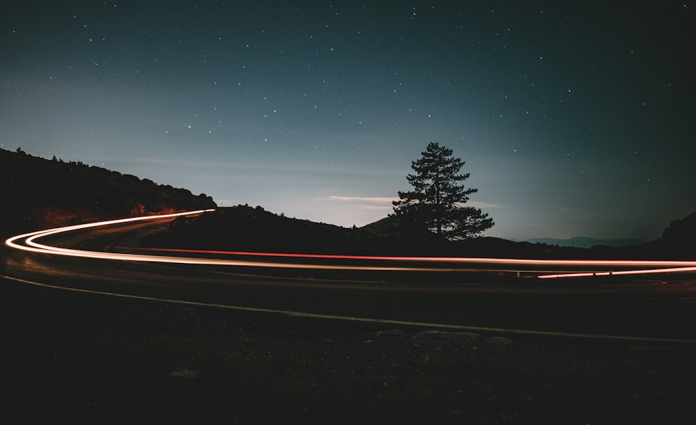 야간 도로의 타임랩스 사진