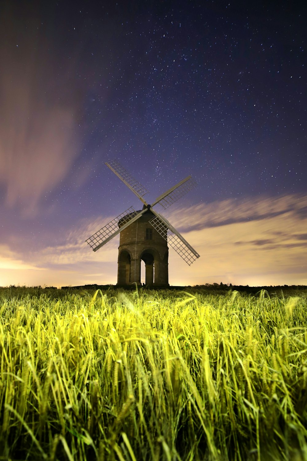 Braune und schwarze Windmühle unter blauem Himmel