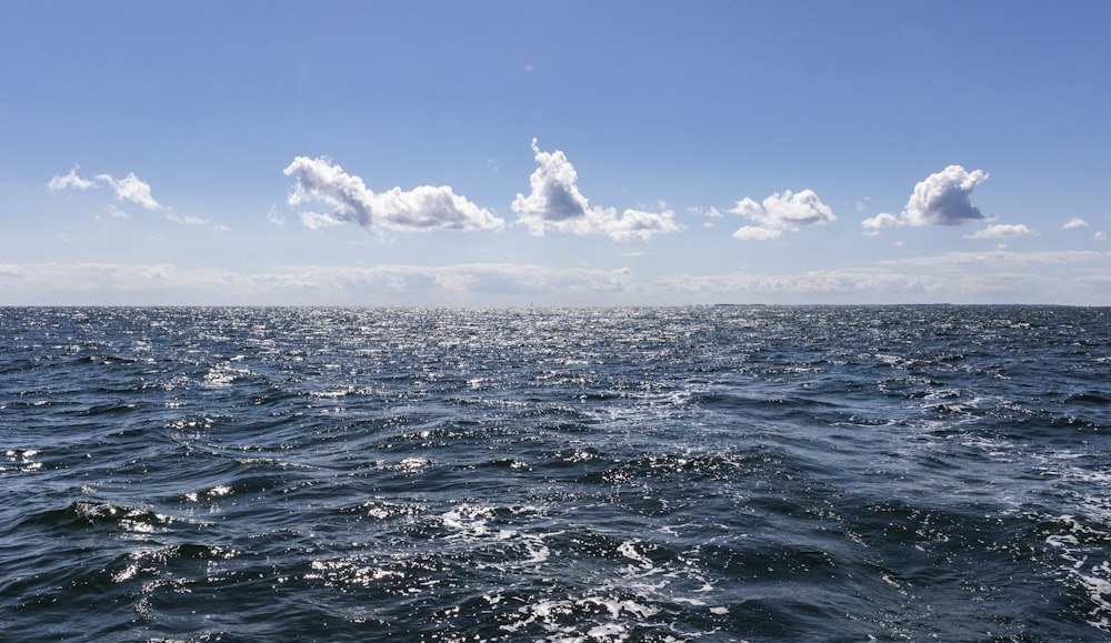 昼間の青空に青い海