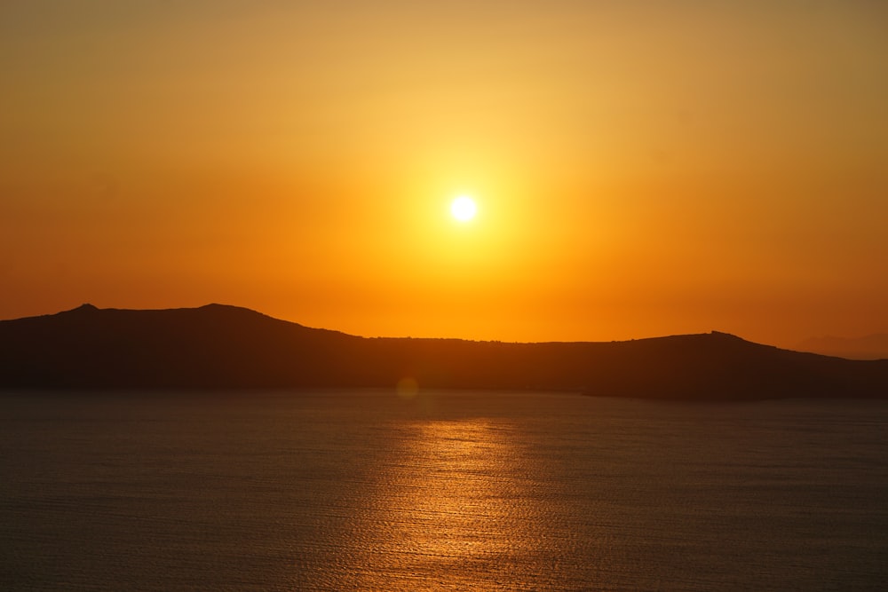 Silueta de la montaña durante la puesta del sol