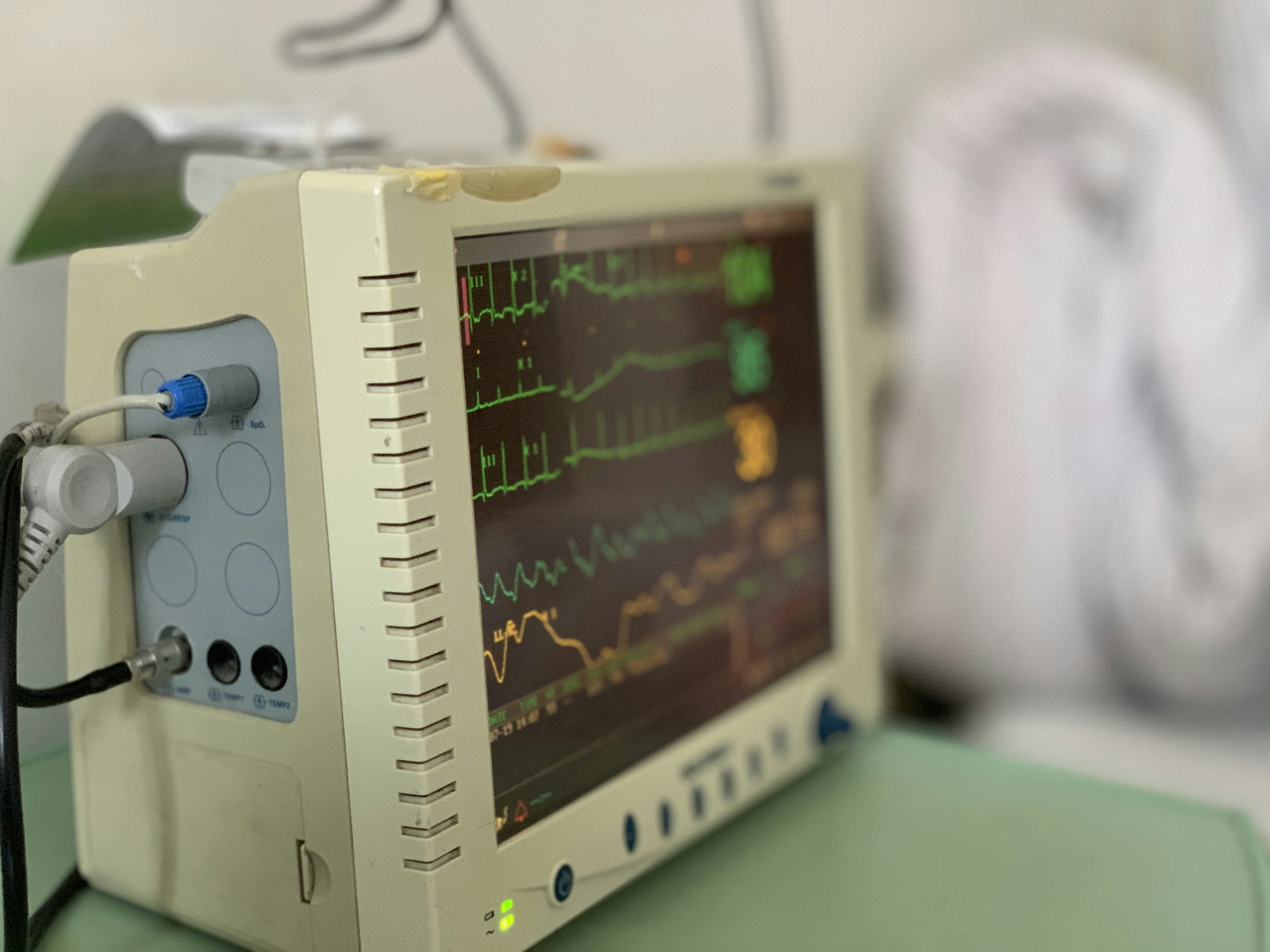 Compact bedside monitor