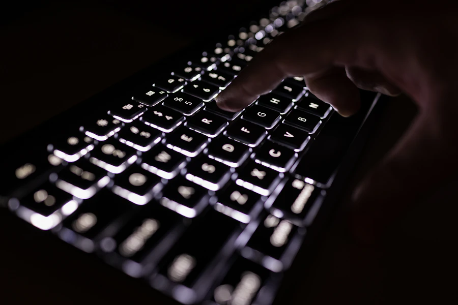 Mains posées sur un clavier d'ordinateur