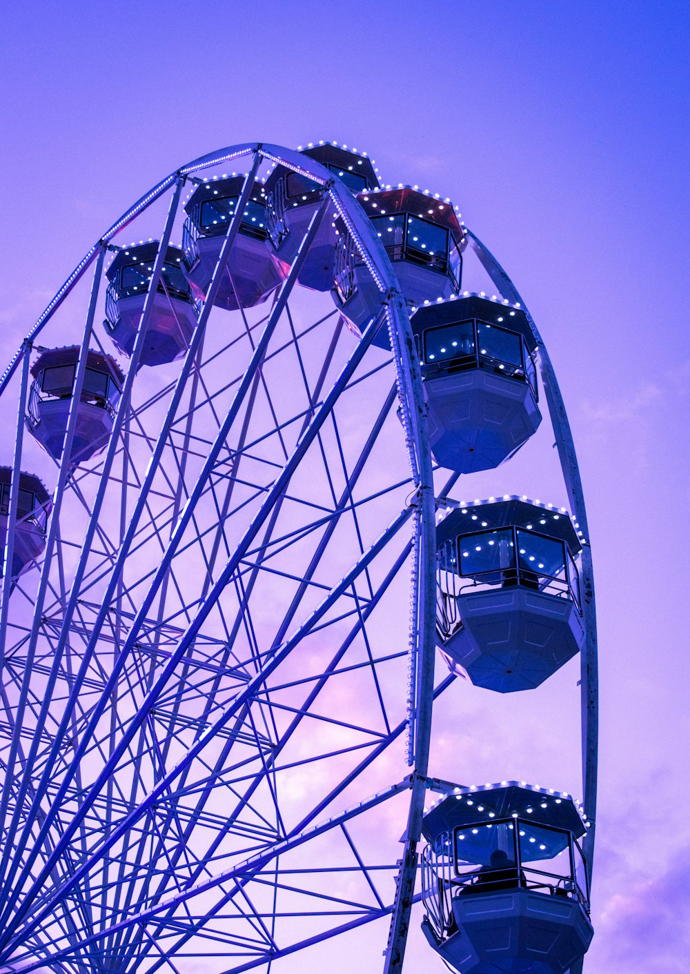 Grande roue blanche et bleue sous ciel bleu pendant la journée