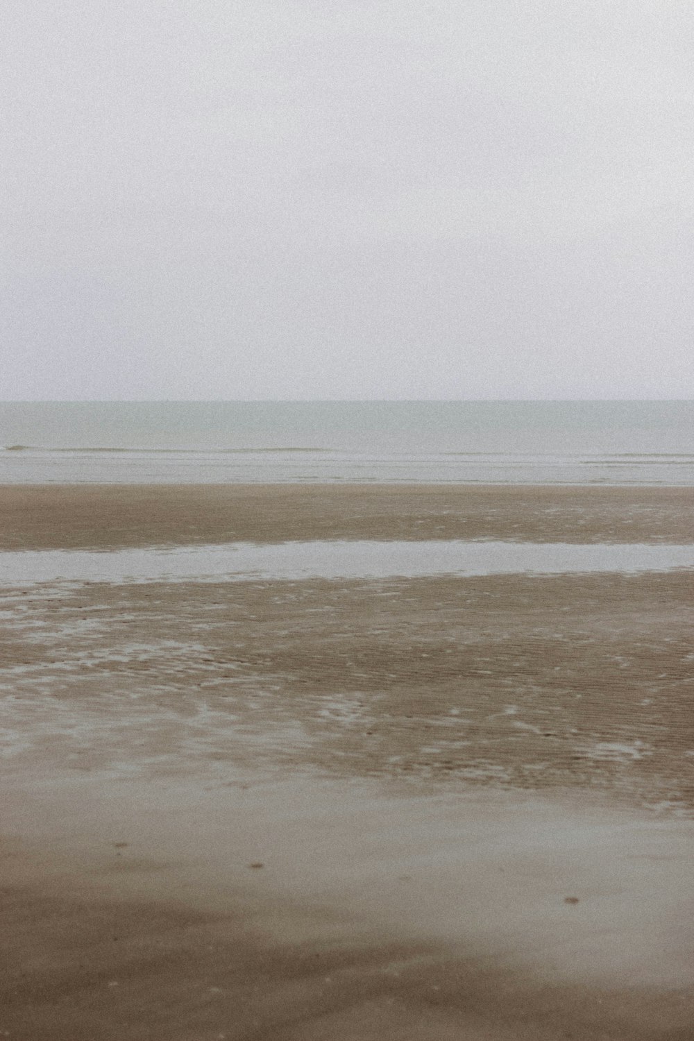 sea waves crashing on shore during daytime