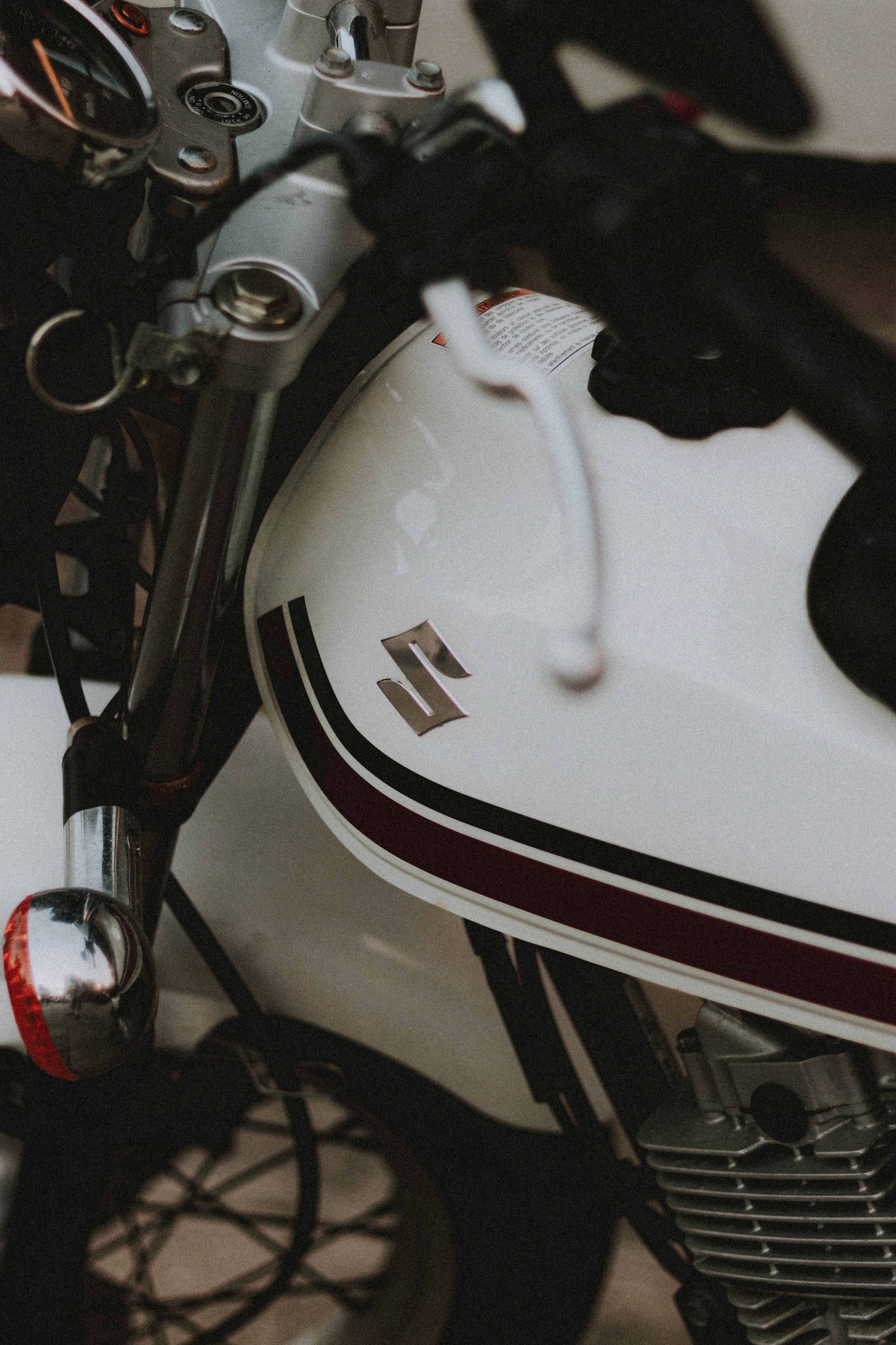 Motor preto e branco da motocicleta foto – Imagem grátis sobre Cinza na  Unsplash, image size:3000x4500