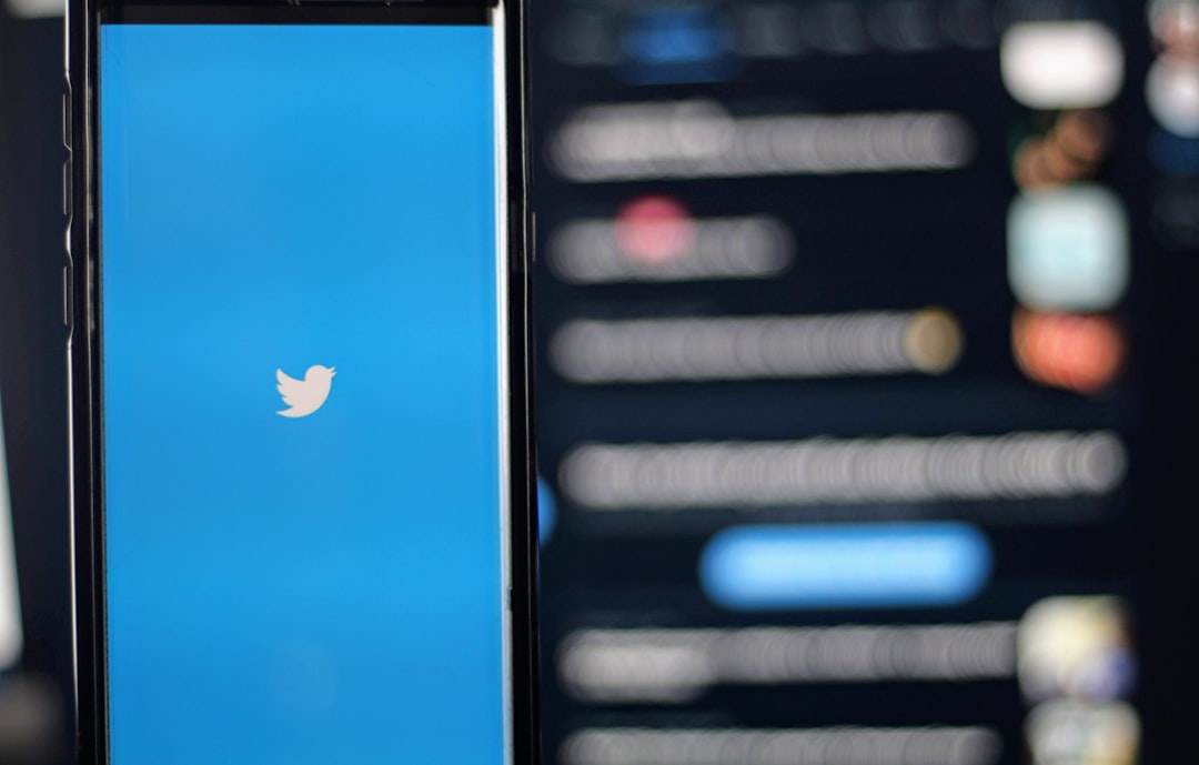 white iphone 5 c displaying apple logo, Twitter Splash screen