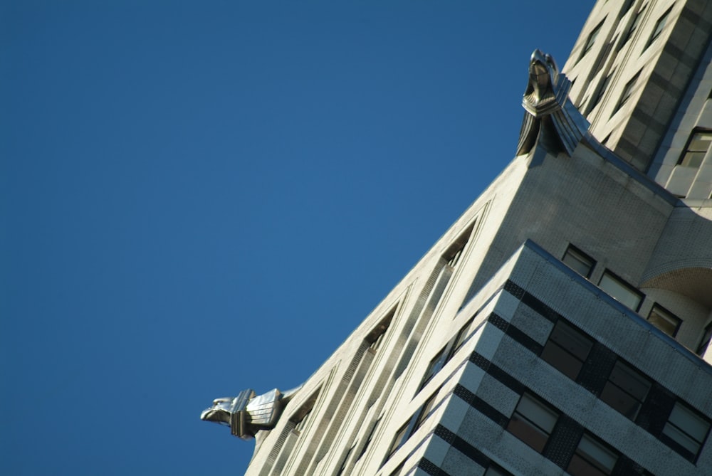 Edificio de hormigón gris bajo el cielo azul durante el día