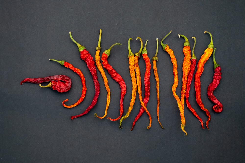 piment rouge sur surface grise