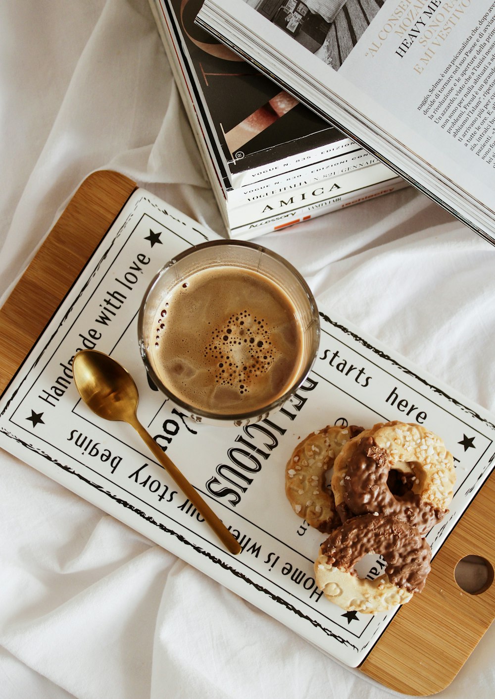 biscuits bruns sur papier blanc