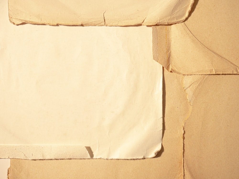 papel de impresora blanco sobre textil marrón