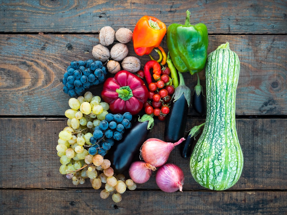 una varietà di frutta e verdura su una superficie di legno