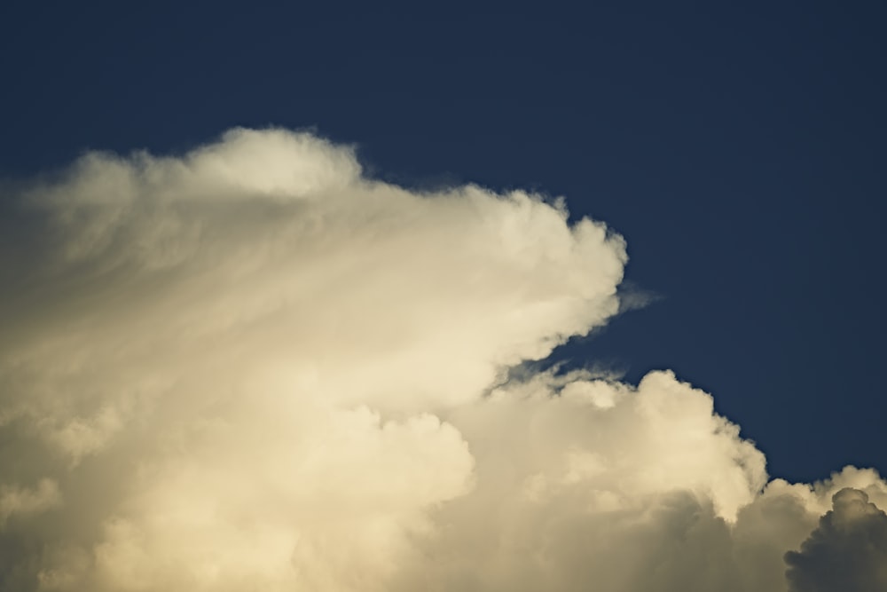 nuages blancs et ciel bleu