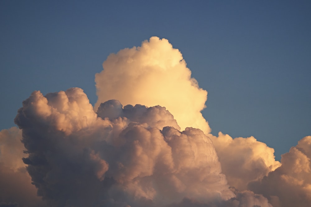 昼間の白い雲と青い空