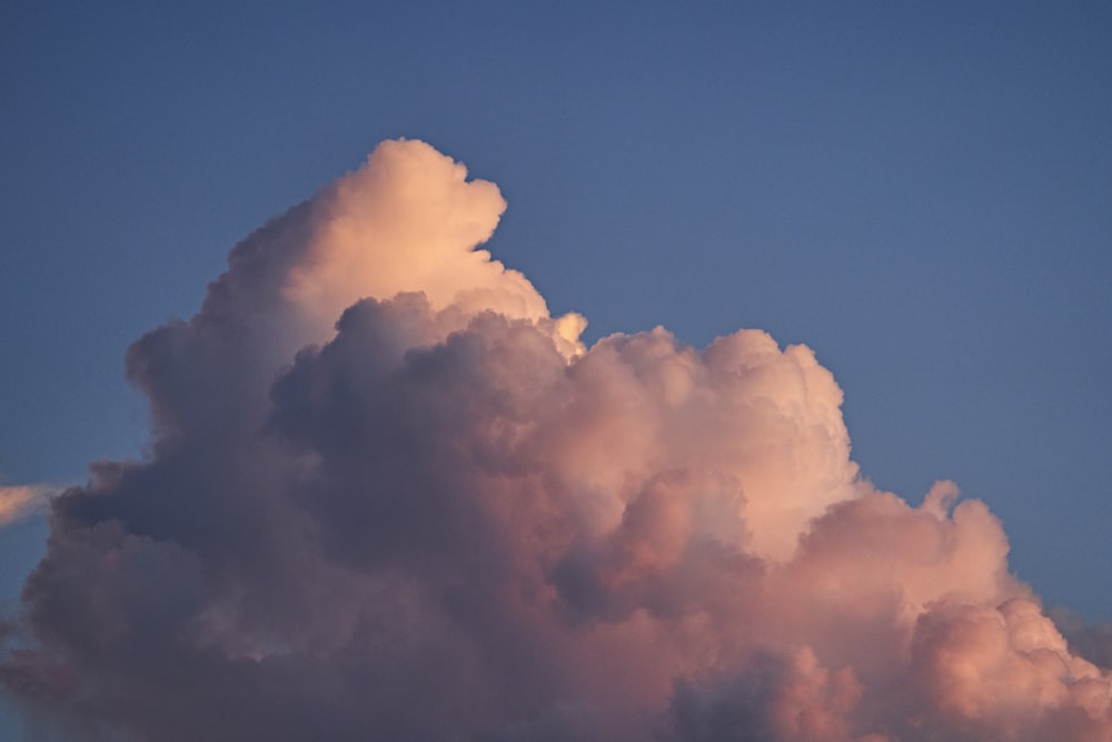 昼間の白い雲と青い空