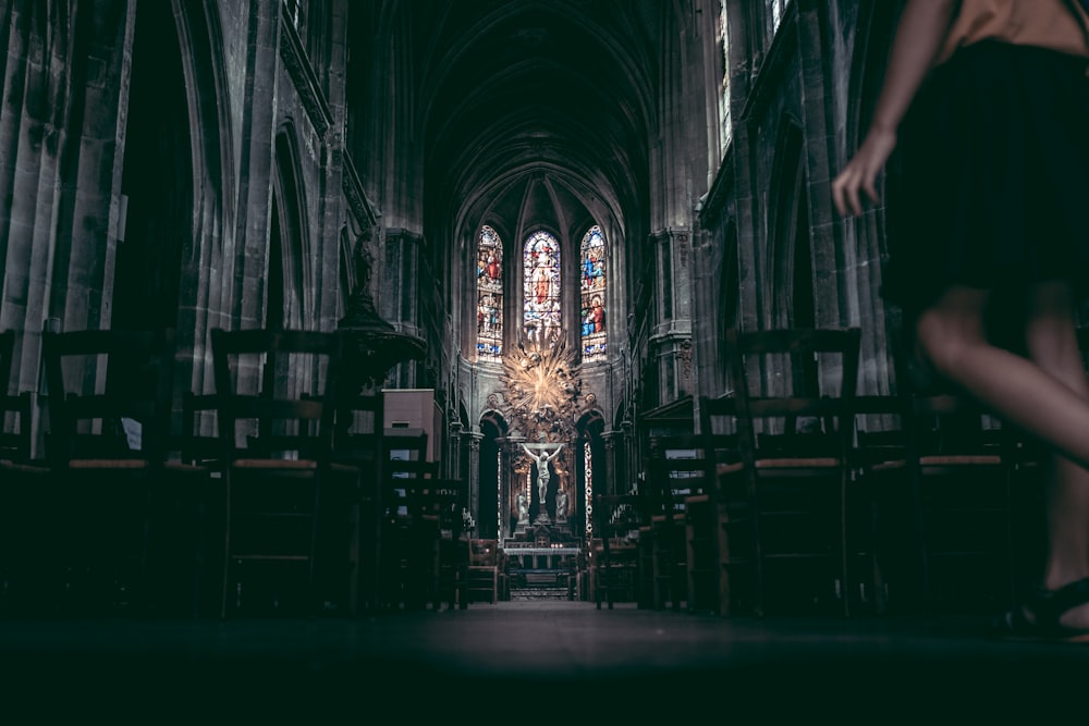 cadeiras de madeira marrom dentro da catedral