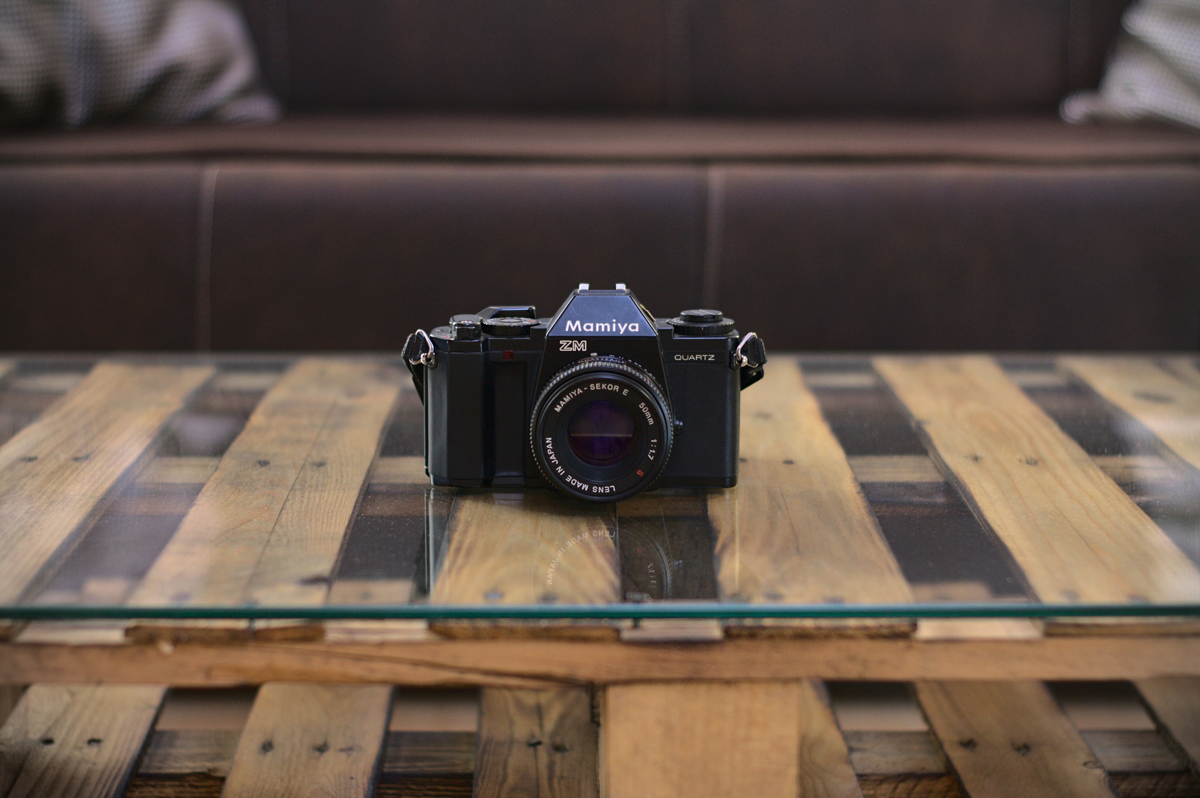 Appareil photo reflex numérique Nikon noir sur table en bois marron