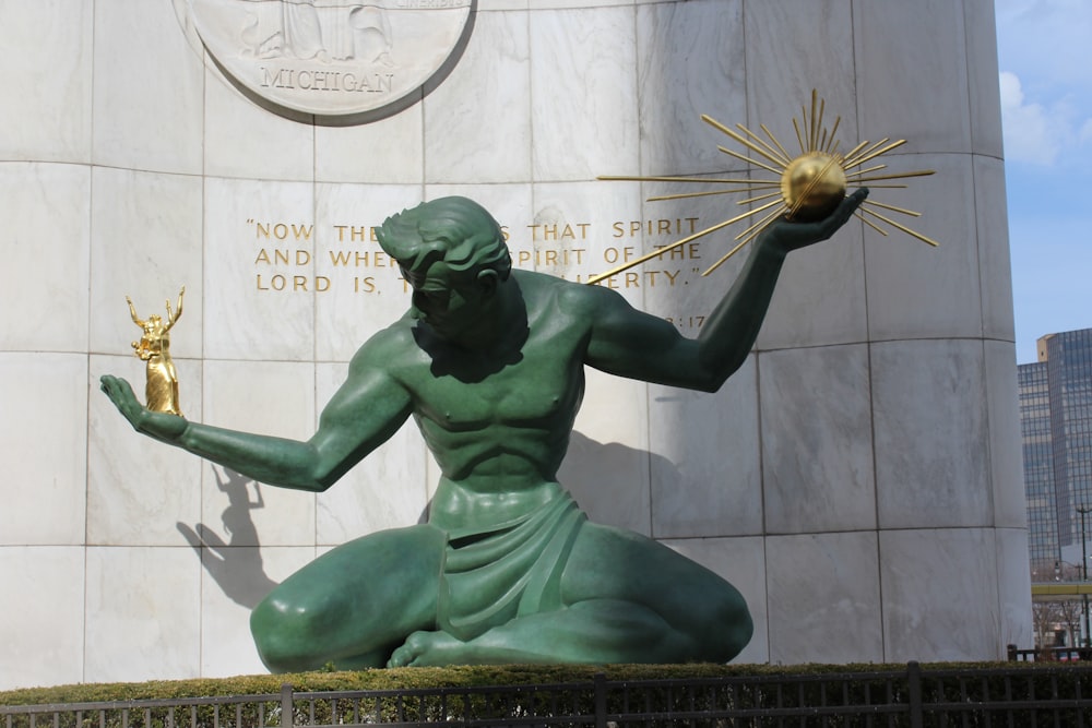 estatua verde de un hombre