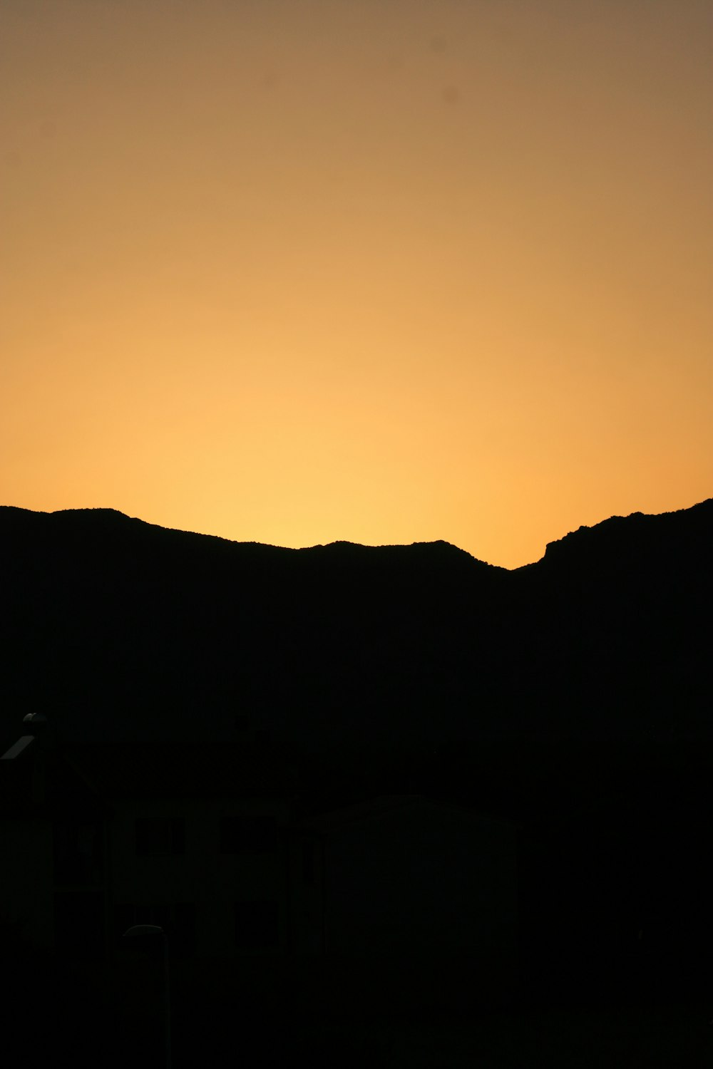 silhouette de montagne au coucher du soleil