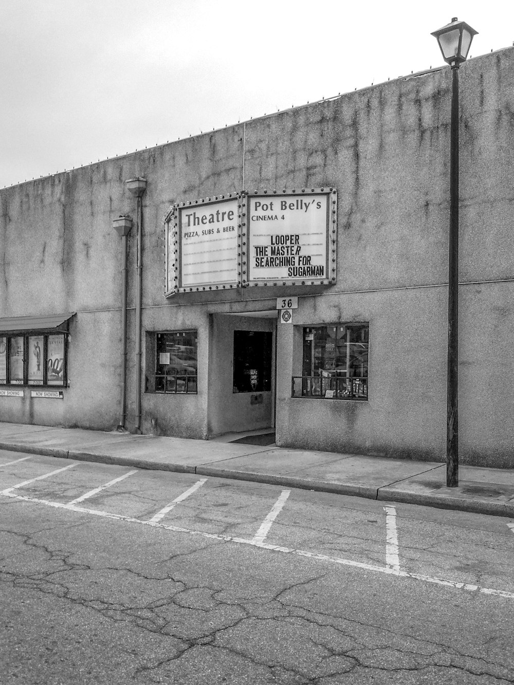 Ein Schwarz-Weiß-Foto eines Theaters