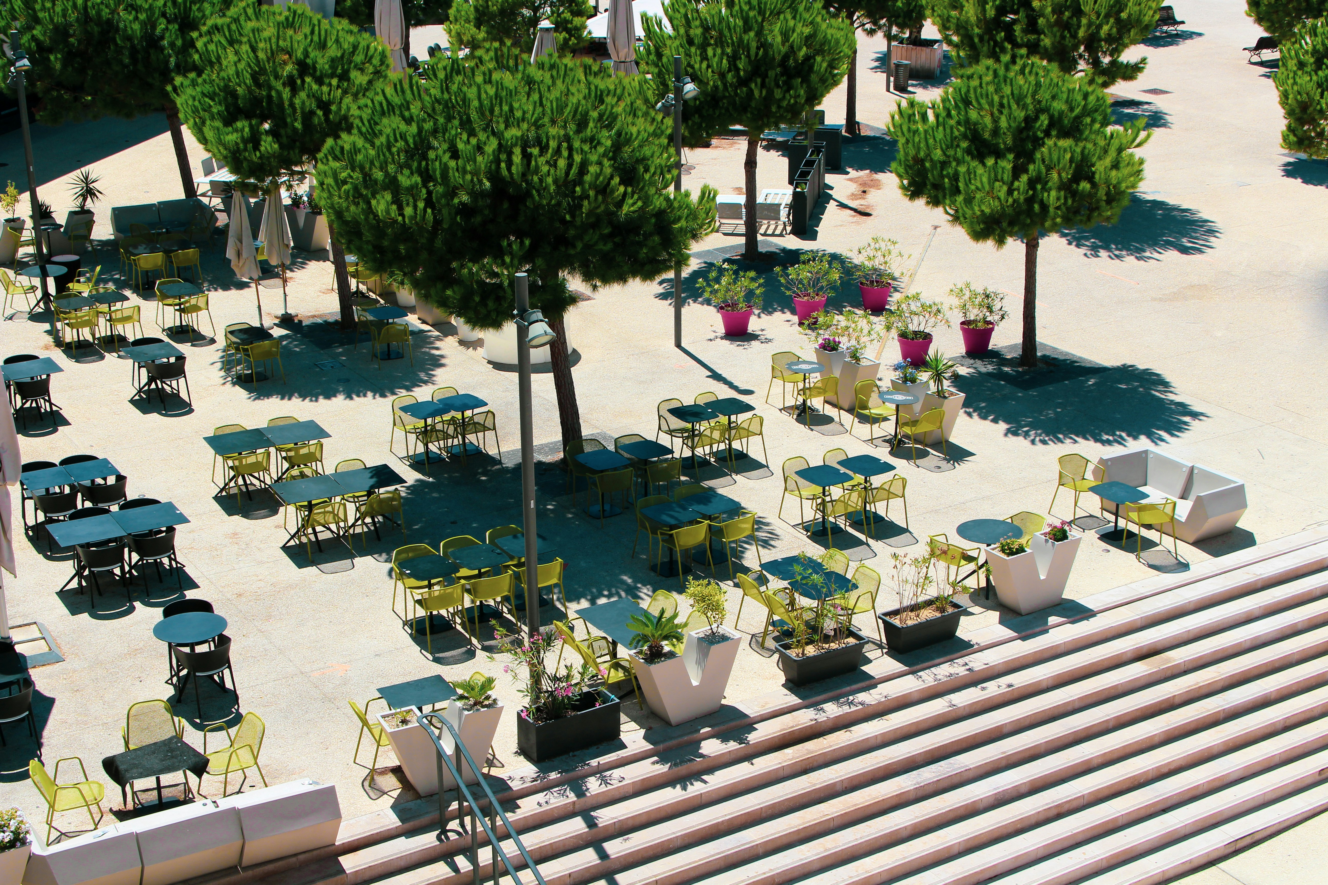 Empty tables viewed from the cathedral terrasse: squares and stripes.