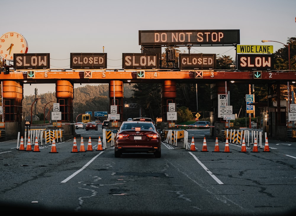 auto su strada durante il giorno