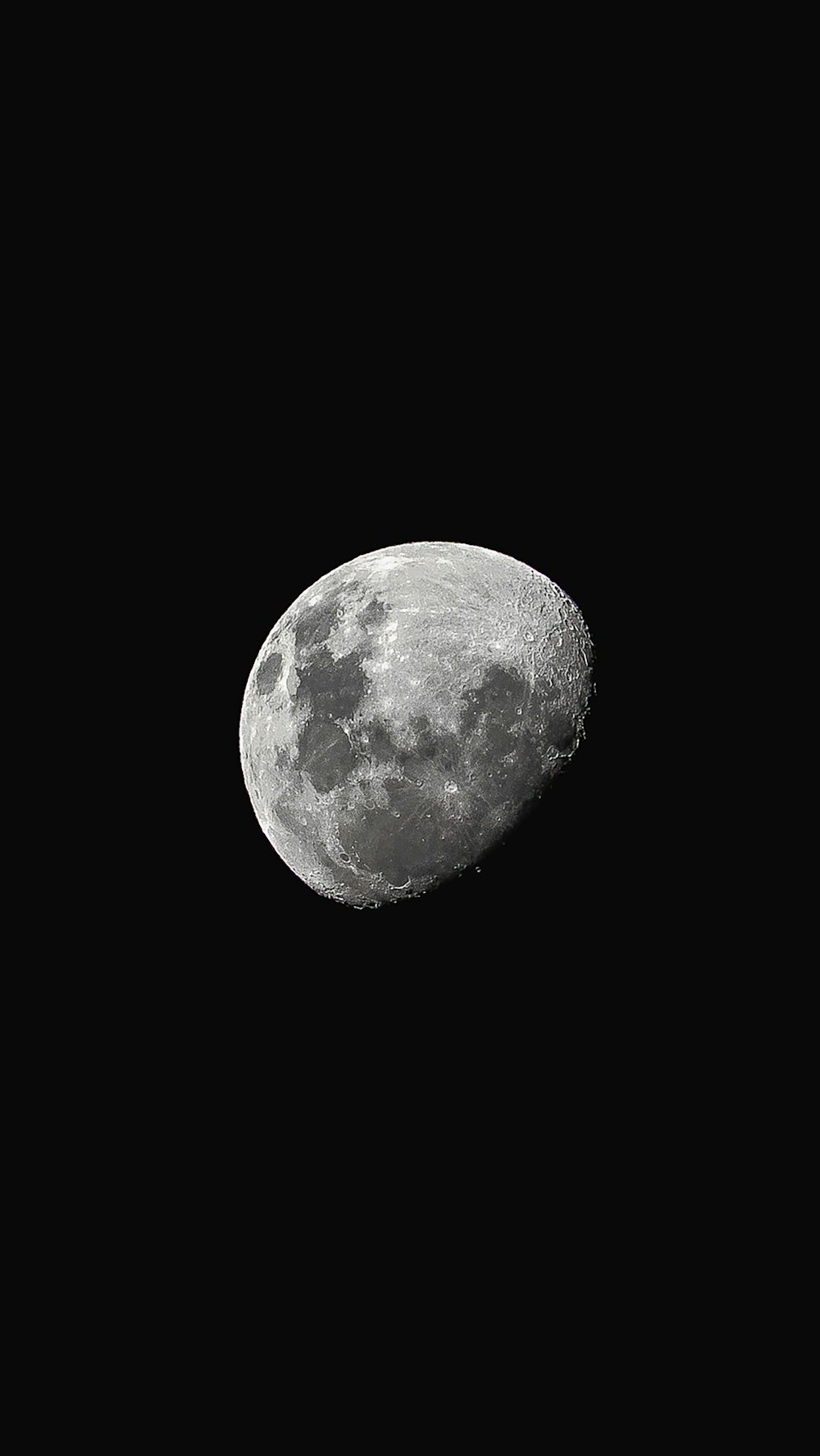 pleine lune dans le ciel nocturne sombre