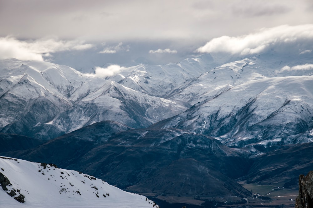 montanha coberta de neve durante o dia