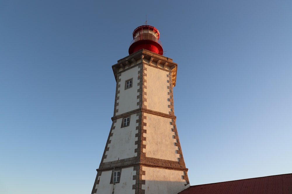 Torre de hormigón marrón y blanco