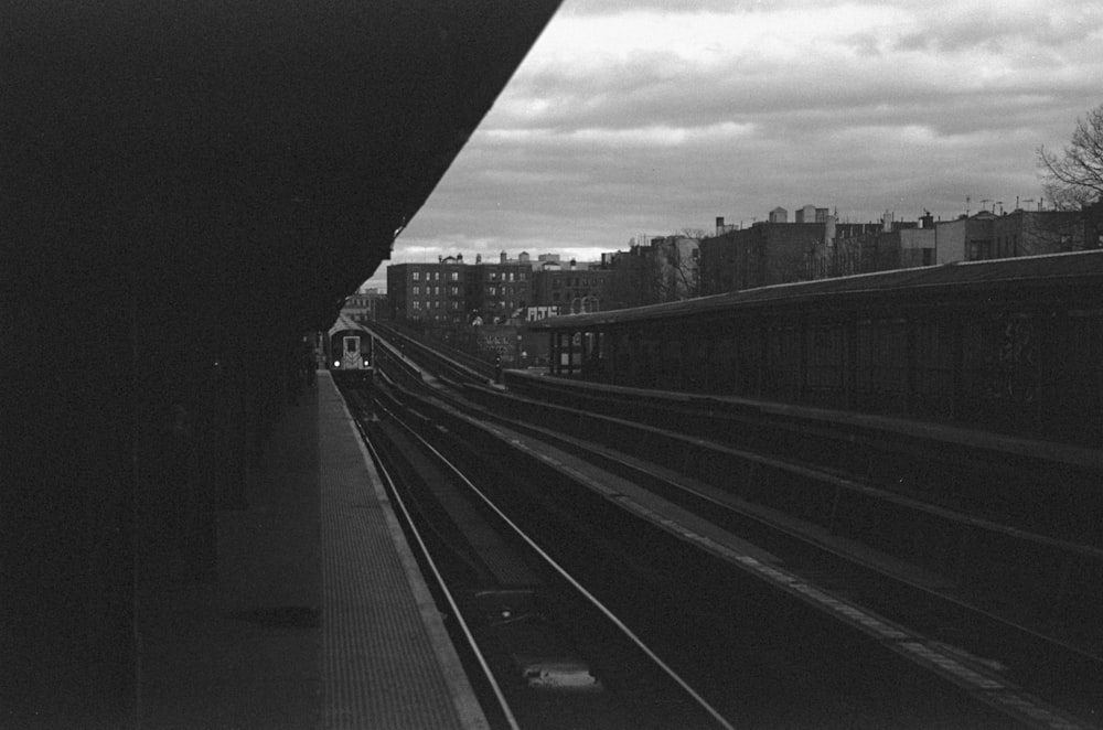 Foto en escala de grises de la vía férrea del tren