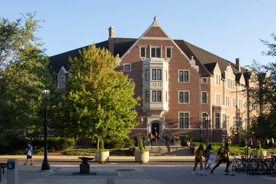 Students walking through a US university campus