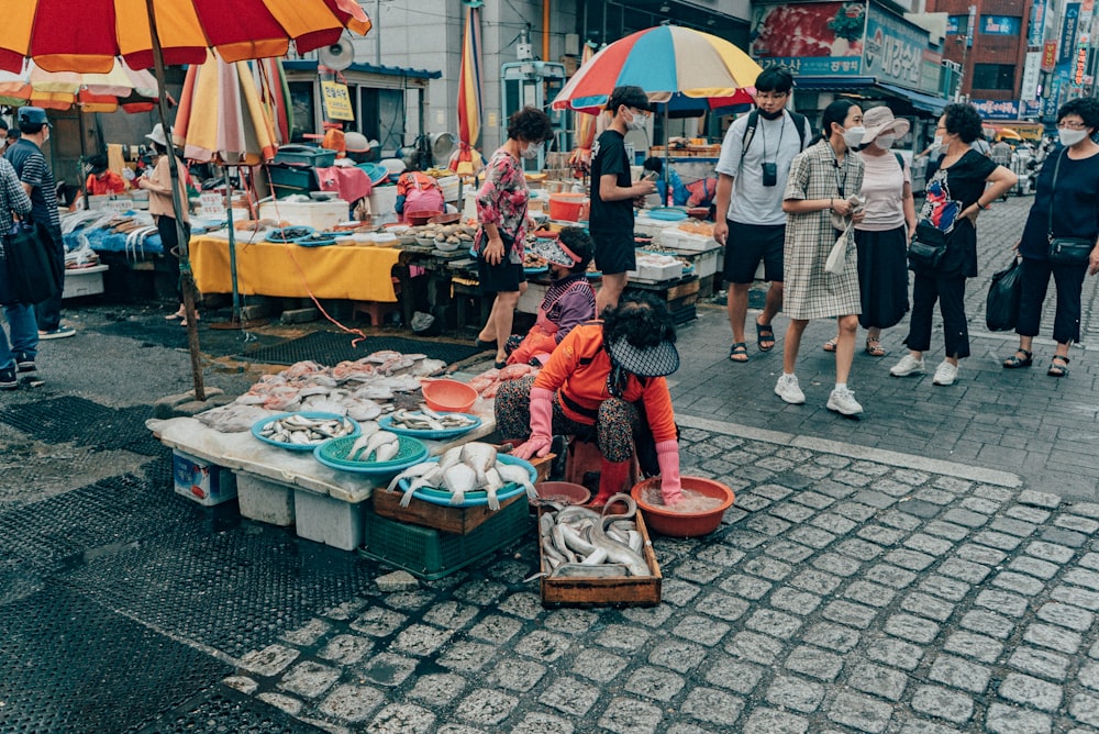personnes debout sur le marché pendant la journée