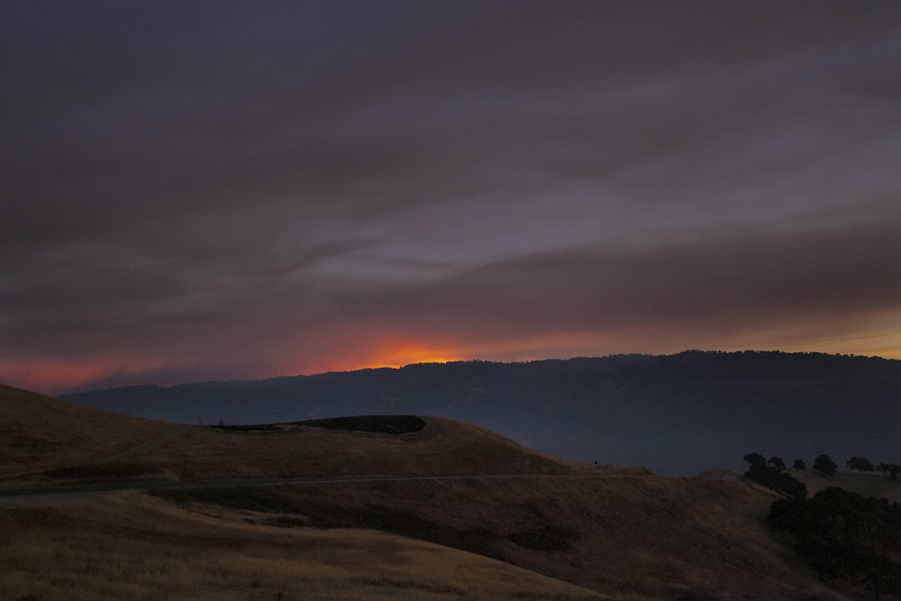 Silueta de la montaña durante la puesta del sol