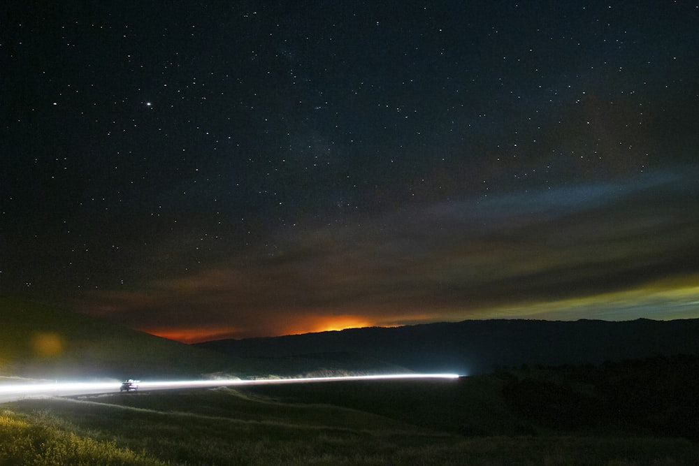 Silueta de la montaña bajo el cielo azul durante la noche