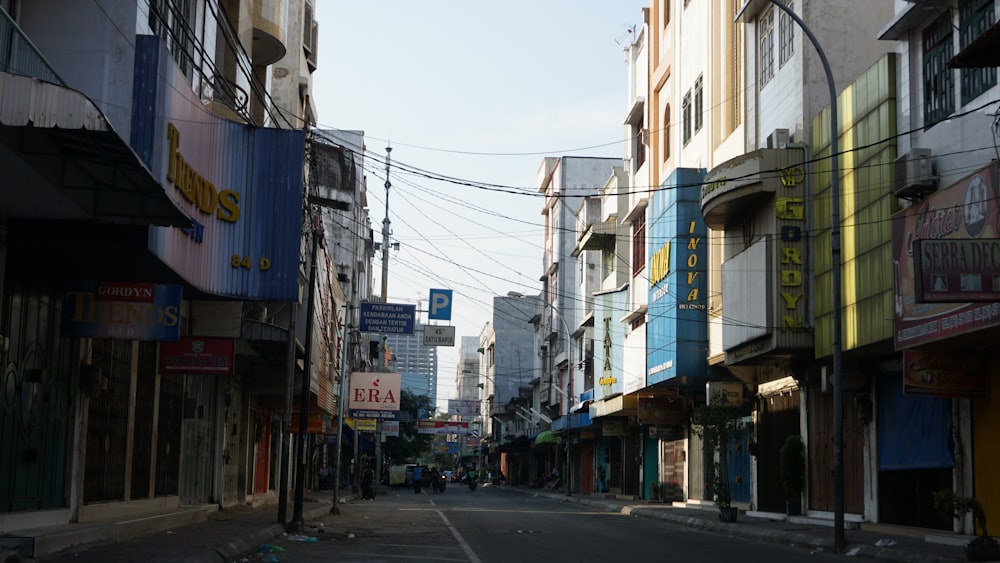 昼間の道路近くの白と青のコンクリートの建物