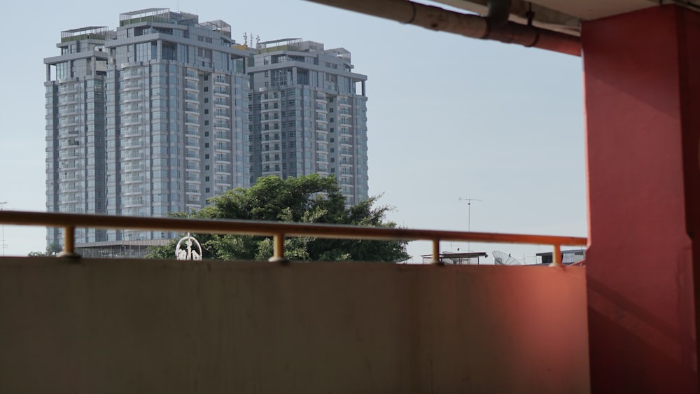 bâtiment en béton blanc pendant la journée