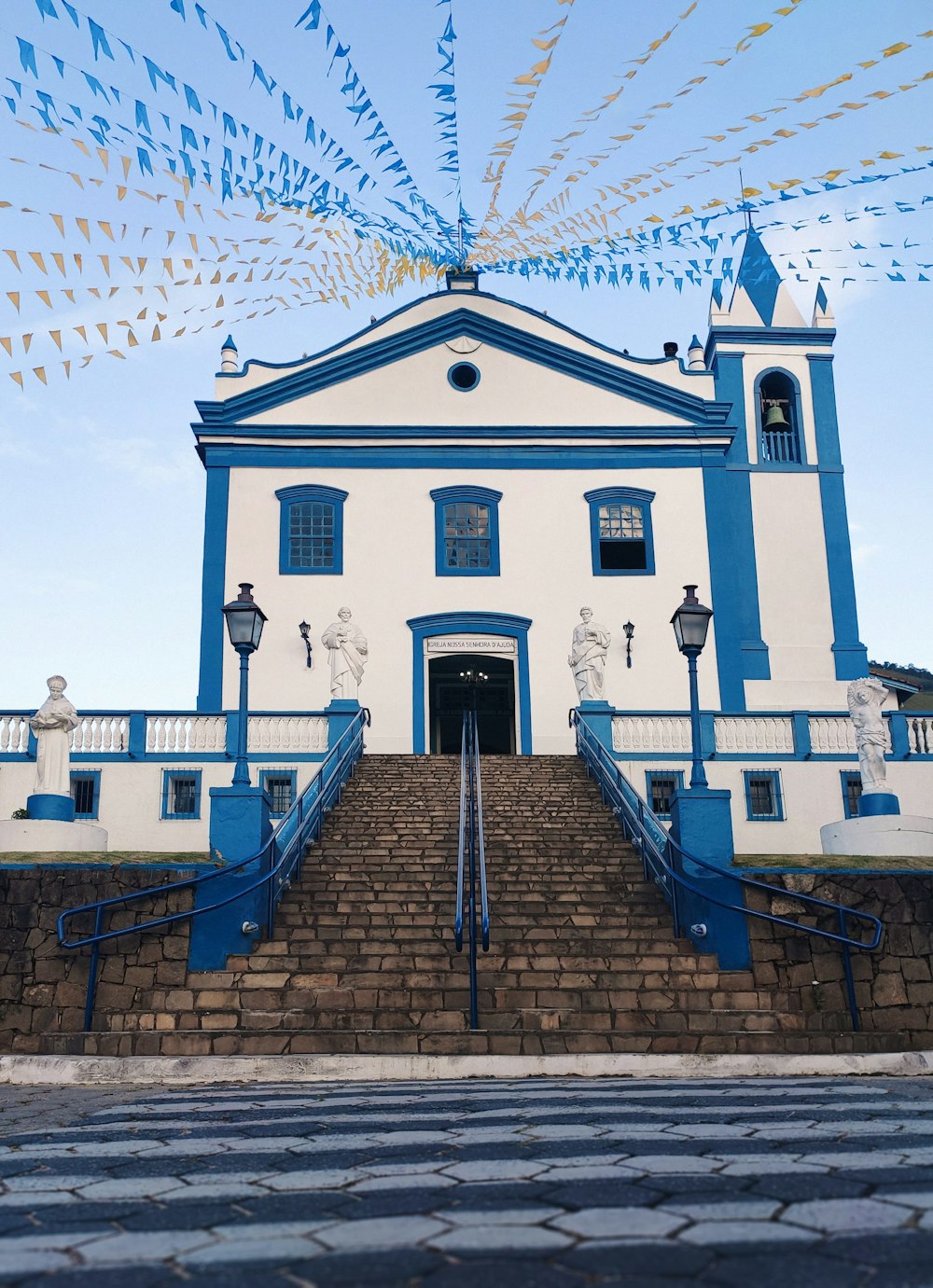 Weiß-braunes Betongebäude unter blauem Himmel tagsüber