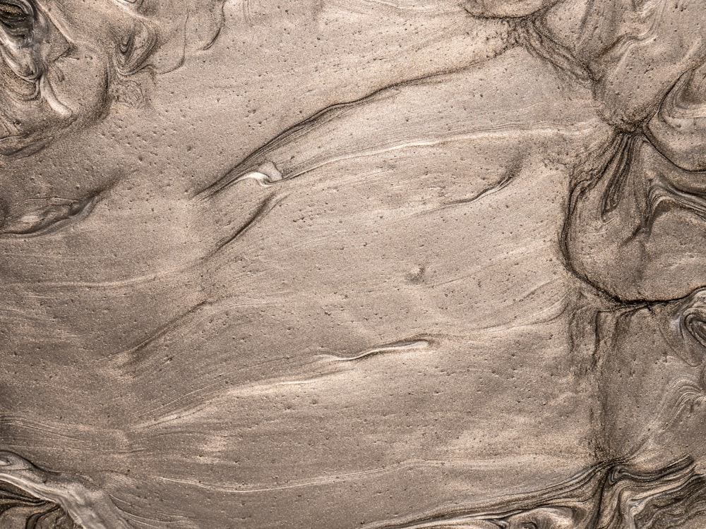 sable brun en forme de coeur