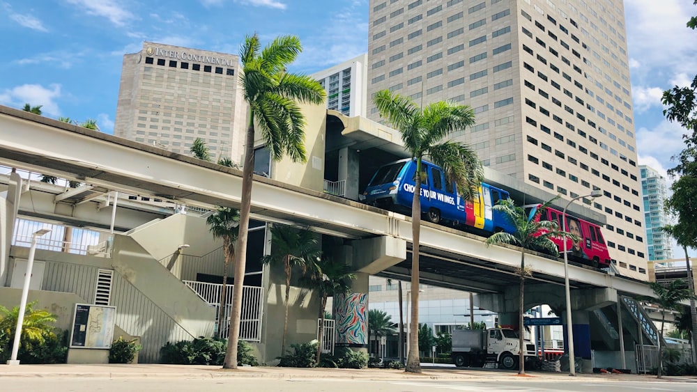 Edificio de hormigón blanco cerca de una palmera verde durante el día