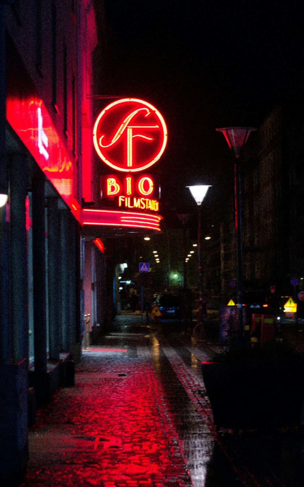 Señalización de la tienda iluminada en rojo y blanco