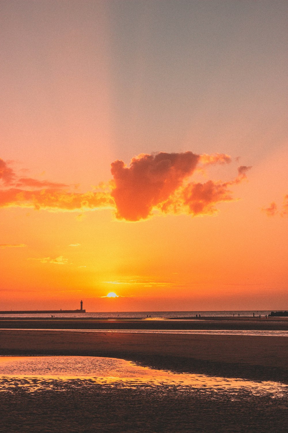 Plan d’eau sous ciel orange et bleu