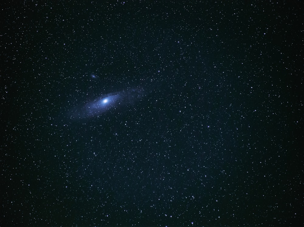 夜の空に浮かぶ星