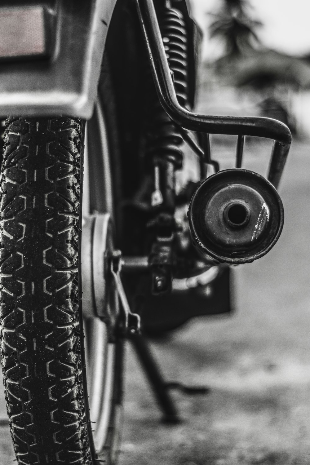 black motorcycle wheel in close up photography