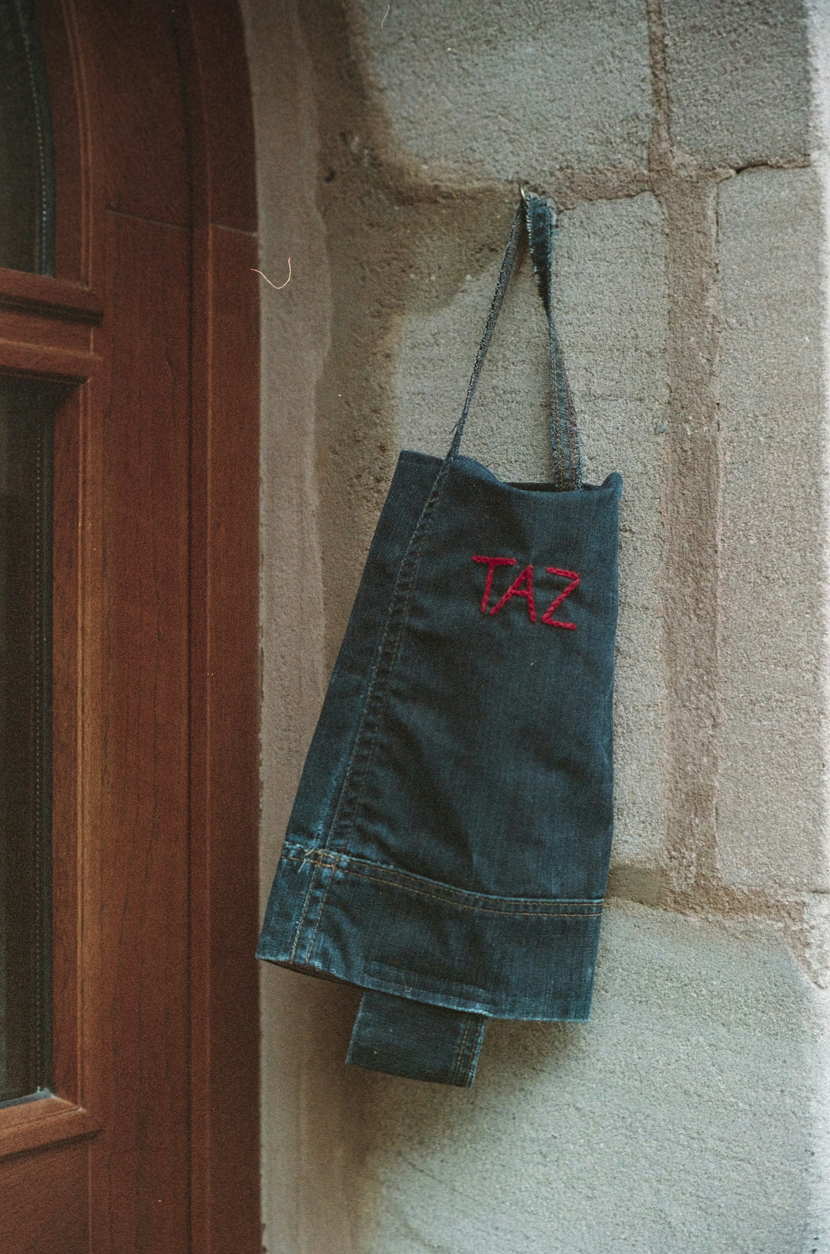 Jeans stuff reycling as newspaper post box for TAZ – a national German daily newspaper, alternative \u0026 self-managed. Made with Leica R7 (Year: 1994) and Leica Summilux-R 1.4 50mm (Year: 1983). Homemade analog scan. Kodak SUPRA Professional 400 (expired 2001)