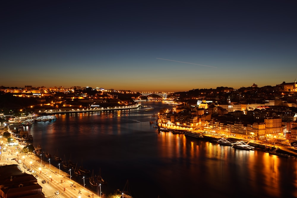 Les lumières de la ville s’allument pendant la nuit