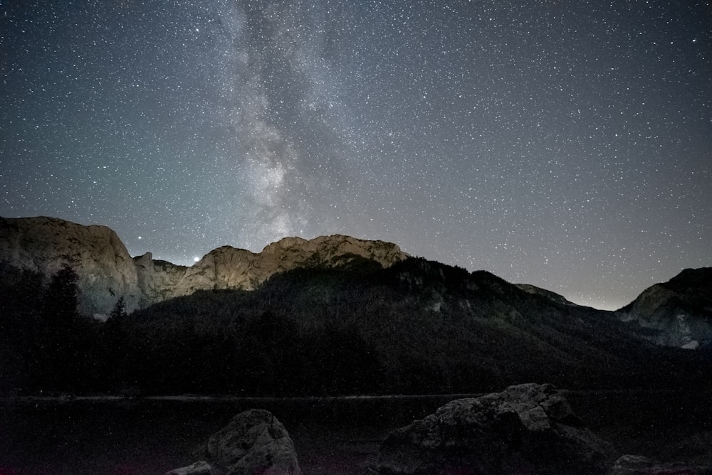 cordilheira sob noite estrelada