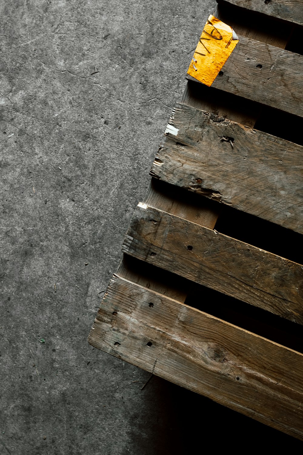 회색 콘크리트 바닥에 갈색 나무 팔레트