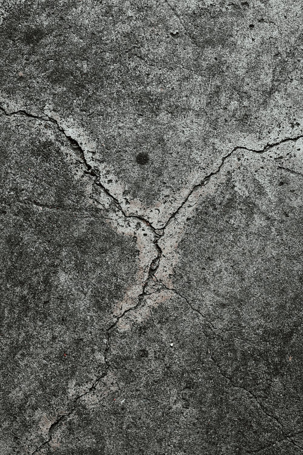 Pavimentazione in cemento grigio e marrone