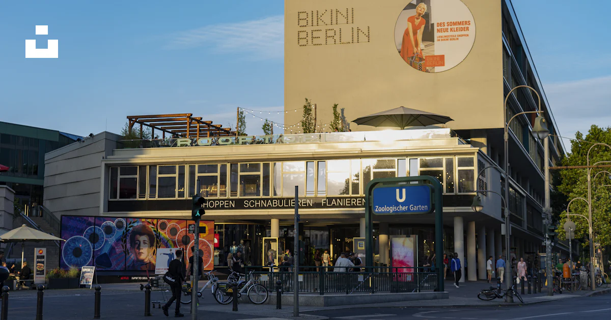 Foto zum Thema Menschen, die tagsüber auf Gehwegen in der Nähe von ...