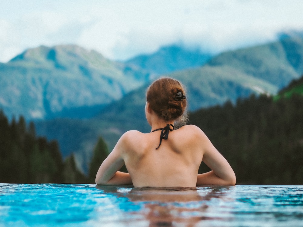 Frau im blauen Bikini im Wasser